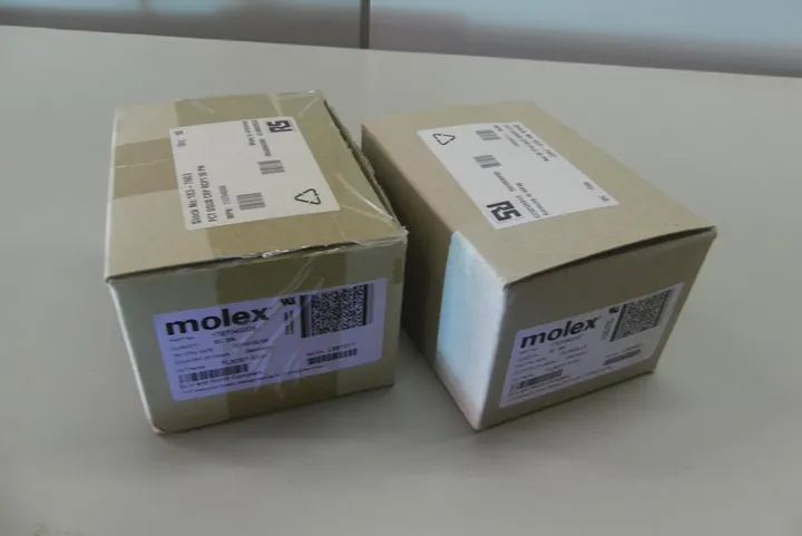 2x Molex Karton mit Steckverbindern